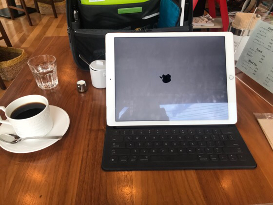 iPad Proで仕事しながらコーヒーをいただく