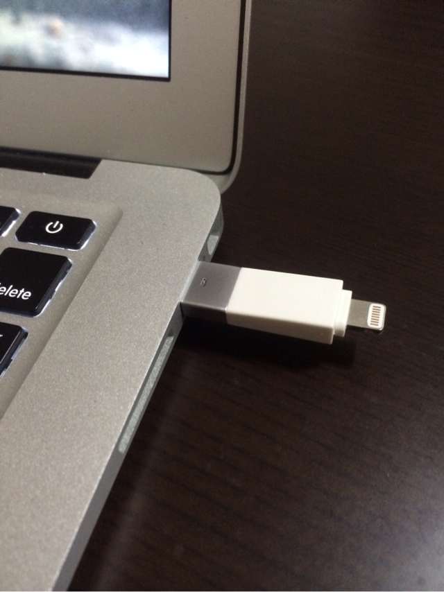 MacBook Airに装着して問題なく充電・同期完了